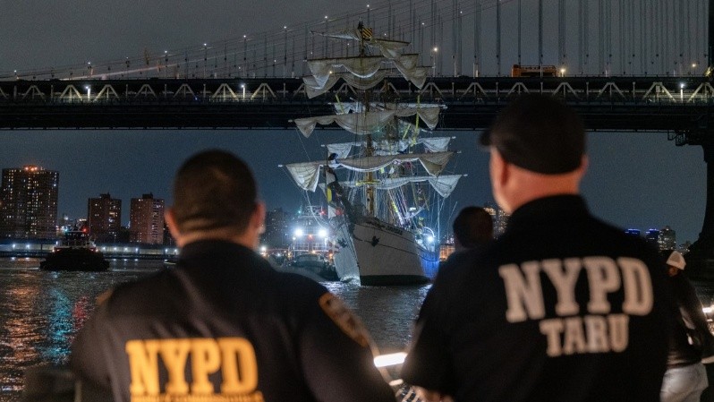 Veintitres heridos, 4 de ellos graves, al chocar velero Cuauhtemoc con puente de Brooklyn