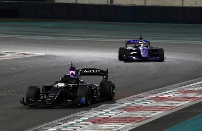  El monoplaza autónomo demostró una notable capacidad para frenar tarde y mantener precisión en las curvas.