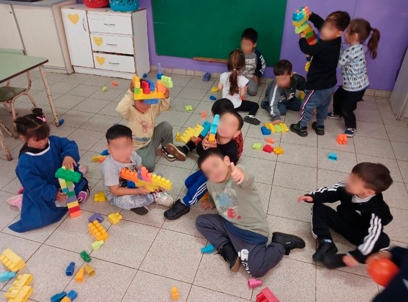 Un grupo de niños en el Centro Cuidar del barrio. 