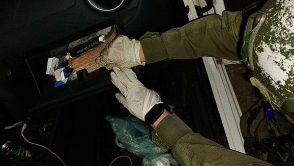 Los agentes realizando la inspección del vehículo.