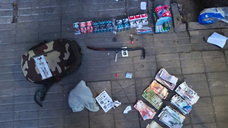  Los elementos que había sustraído el delincuente.