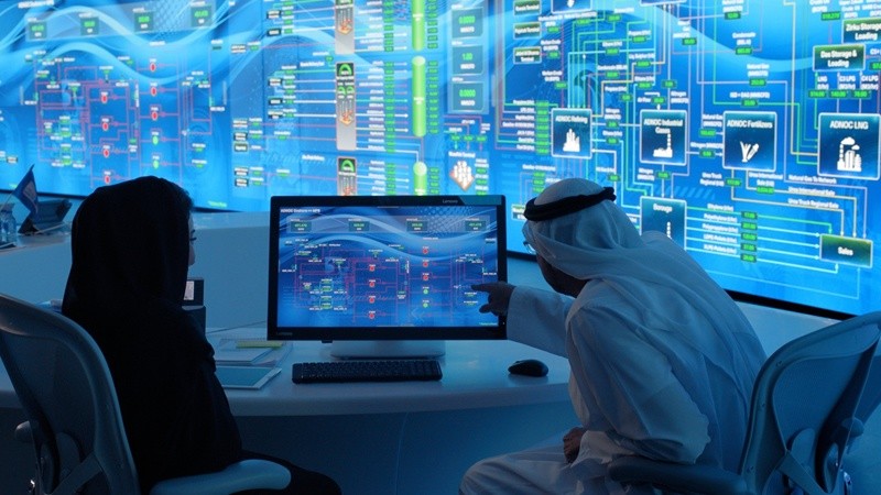 Panel de control donde múltiples agentes de IA monitorean, coordinan y optimizan procesos complejos en tiempo real&nbsp;