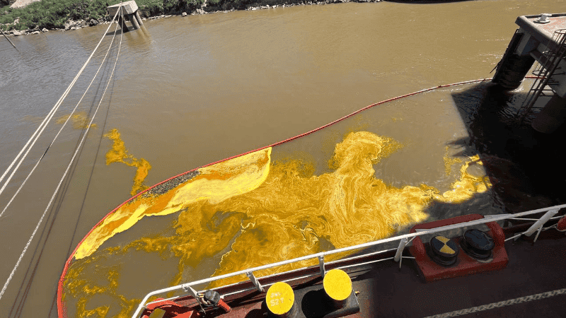 Un derrame de aceite detectado por un sereno de buque en San Lorenzo (Archivo Rosario3).&nbsp;