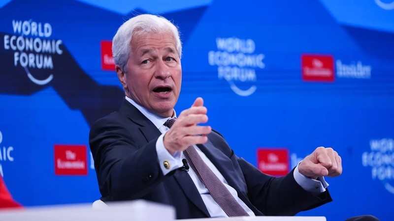&nbsp;Jamie Dimon, CEO de JPMorgan Chase, alertó sobre los riesgos ociales y políticos de la automatización sin control.
