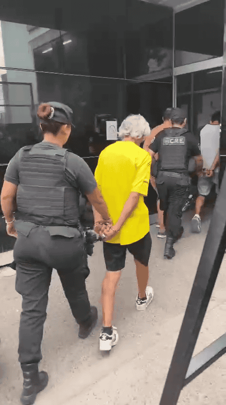 Los tres varones detenidos en Gorriti al 5500, ingresando a la Comisaría 12ª.