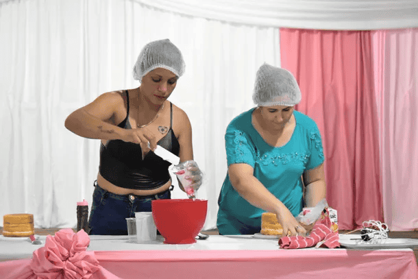 La pertinencia de obsequiar herramientas de limpieza en un acto de reivindicación de género quedó bajo la lupa.&nbsp;