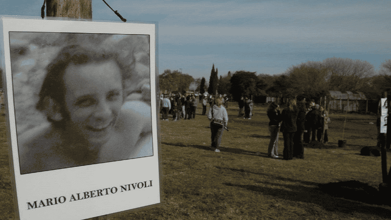 &nbsp;El cartel de Mario Nívoli en el árbol plantado en 2006 en el Bosque de la Memoria en Rosario, que 