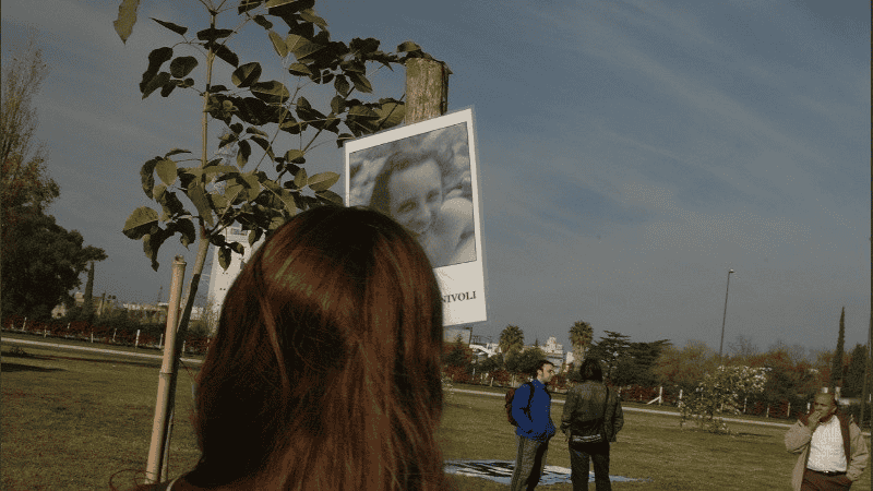 &nbsp;Soledad frente al árbol de que fue plantado en memoria a su papá en el Bosque de la Memoria de Rosario en 2006.