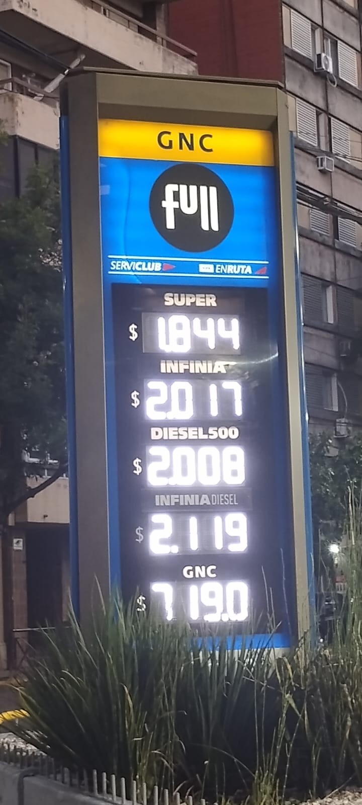 &nbsp;La marquesina de YPF.