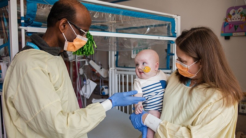 &nbsp;KJ junto a los médicos que diseñaron su tratamiento genético personalizado