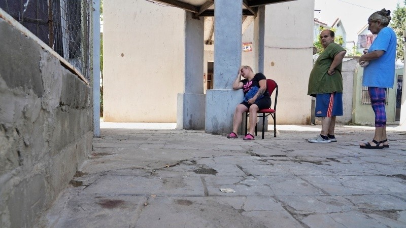 Familiares de Valentín y Eric, de luto en el lugar de los hechos. (Alan Monzón/Rosario3).