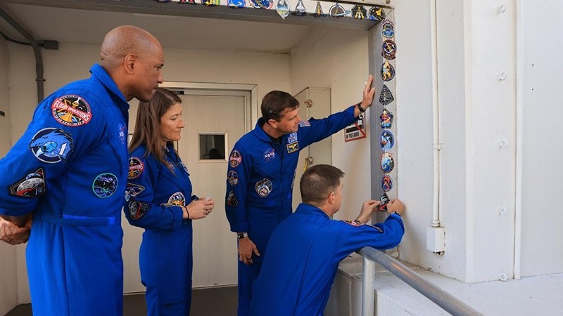 Tradición. La tripulación de Artemis II deja su insignia antes del despegue&nbsp;