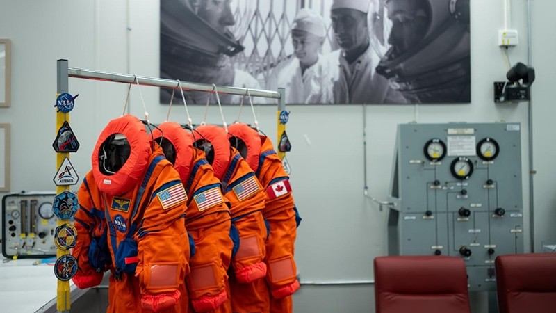 Los trajes de la tripulación de Artemis II esperan el Centro Espacial Kennedy&nbsp;