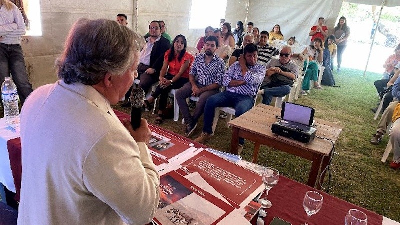 &nbsp;Allignani disertando en una de las tantas jornadas de divulgación que organiza en El Pichanal.