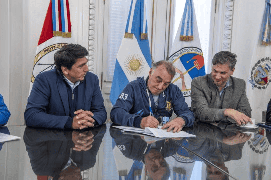 La firma del convenio en el municipio.&nbsp;