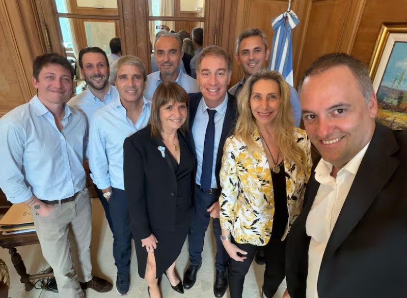 &nbsp;La mesa política del Gobierno, con los Menem y Santiago Caputo, protagonistas de una nueva pelea interna en el poder (Presidencia).