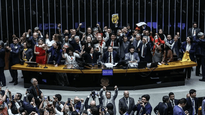 Por tratarse de una reforma constitucional, el proyecto fue sometido a dos votaciones en el plenario de la Cámara Baja.
