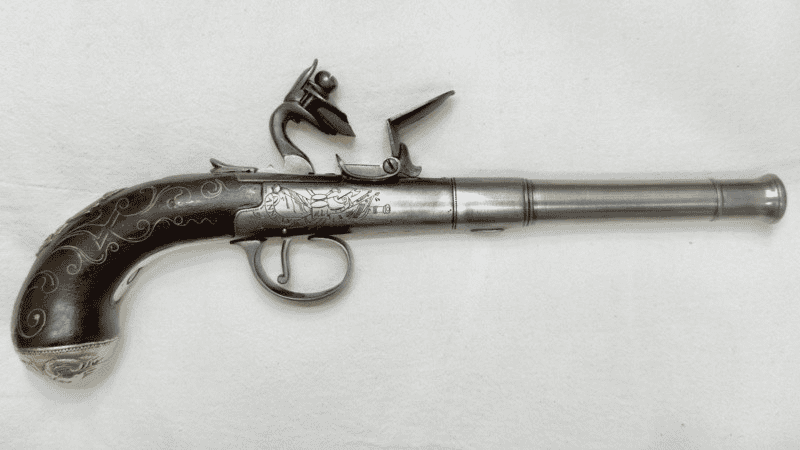 La primera réplica de la pistola que el general José de San Martín compró en Londres en 1811.