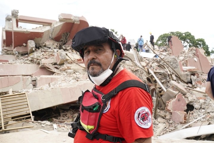 Guillermo Arana Leyton, rescatista de Fénix Unit Rescue, buscando a Lucas Gamez. (Foto: Fernando de la Orden/Clarín)