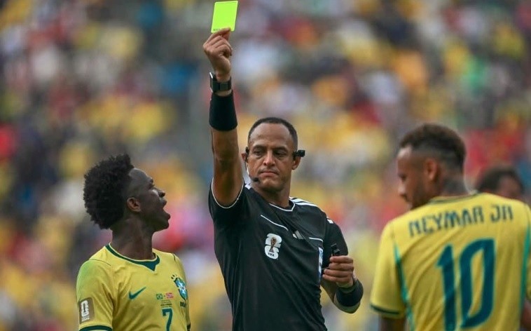 Elfath fue el árbitro del partido de octavos de final entre Brasil y Noruega.