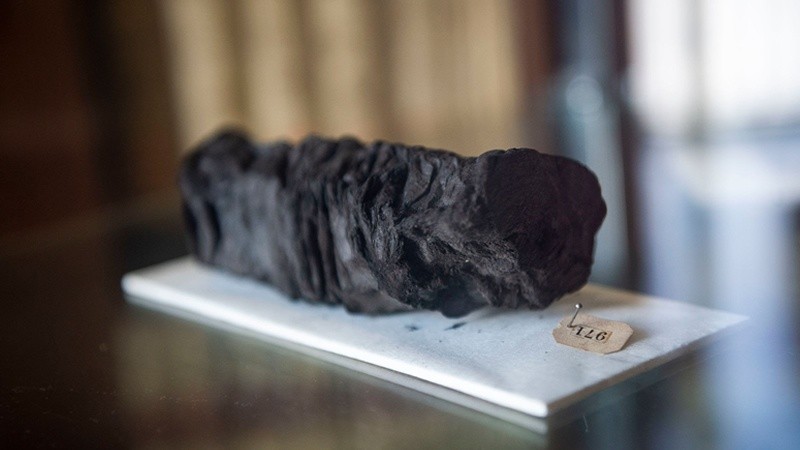 &nbsp;Papiro carbonizado de Herculano, ilegible durante casi dos mil años.