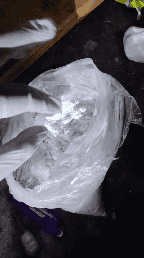 ¿Cocaína? La sustancia incautada en Tío Rolo y el encendedor con el regulador alterado.