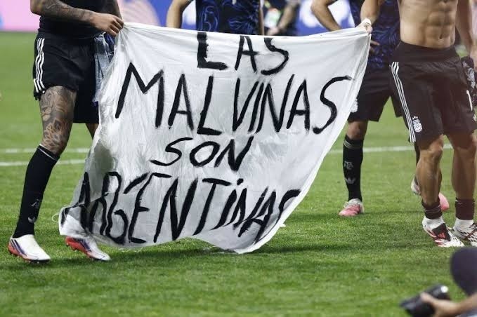 La selección argentina exhibió una bandera con la frase “Las Malvinas son argentinas” tras vencer a Inglaterra en la semifinal del Mundial 2026.&nbsp;