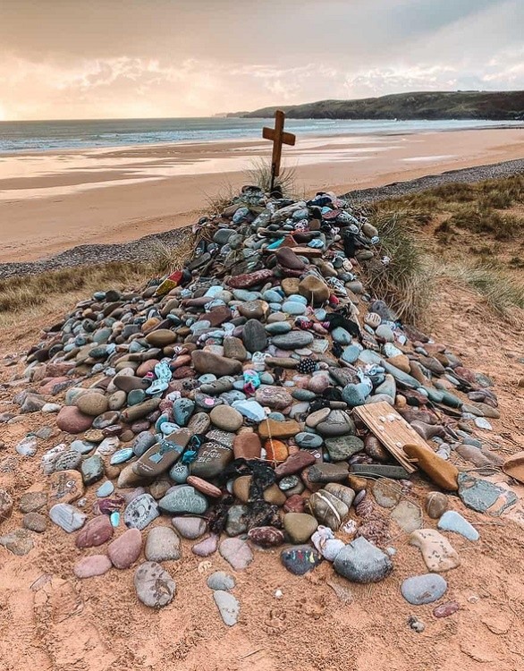 Piedras con la inscripción “Aquí yace Dobby” en el terreno en el que se rodó la escena de su entierro.