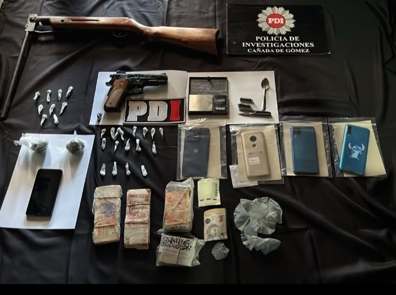 El sospechoso tenía una réplica de arma de fuego.