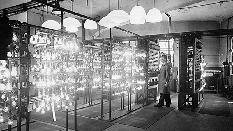 Laboratorio de Philips donde se medía la vida útil de las lamparitas&nbsp;
